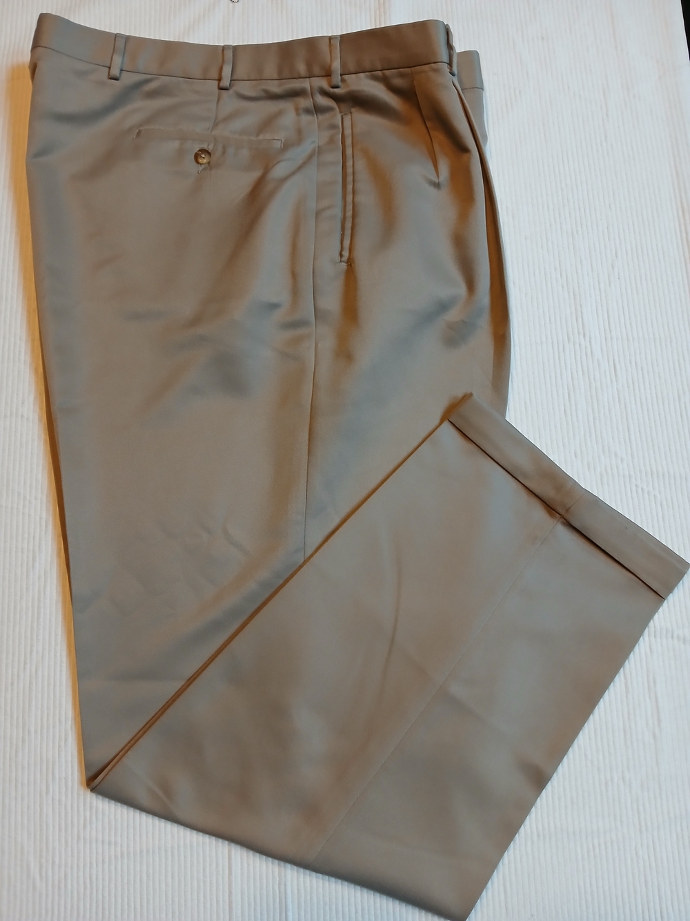 Roundtree & Yorke Straight Leg Tan Khaki 44x34 Pleated, Cuffed Hem's, NWOT